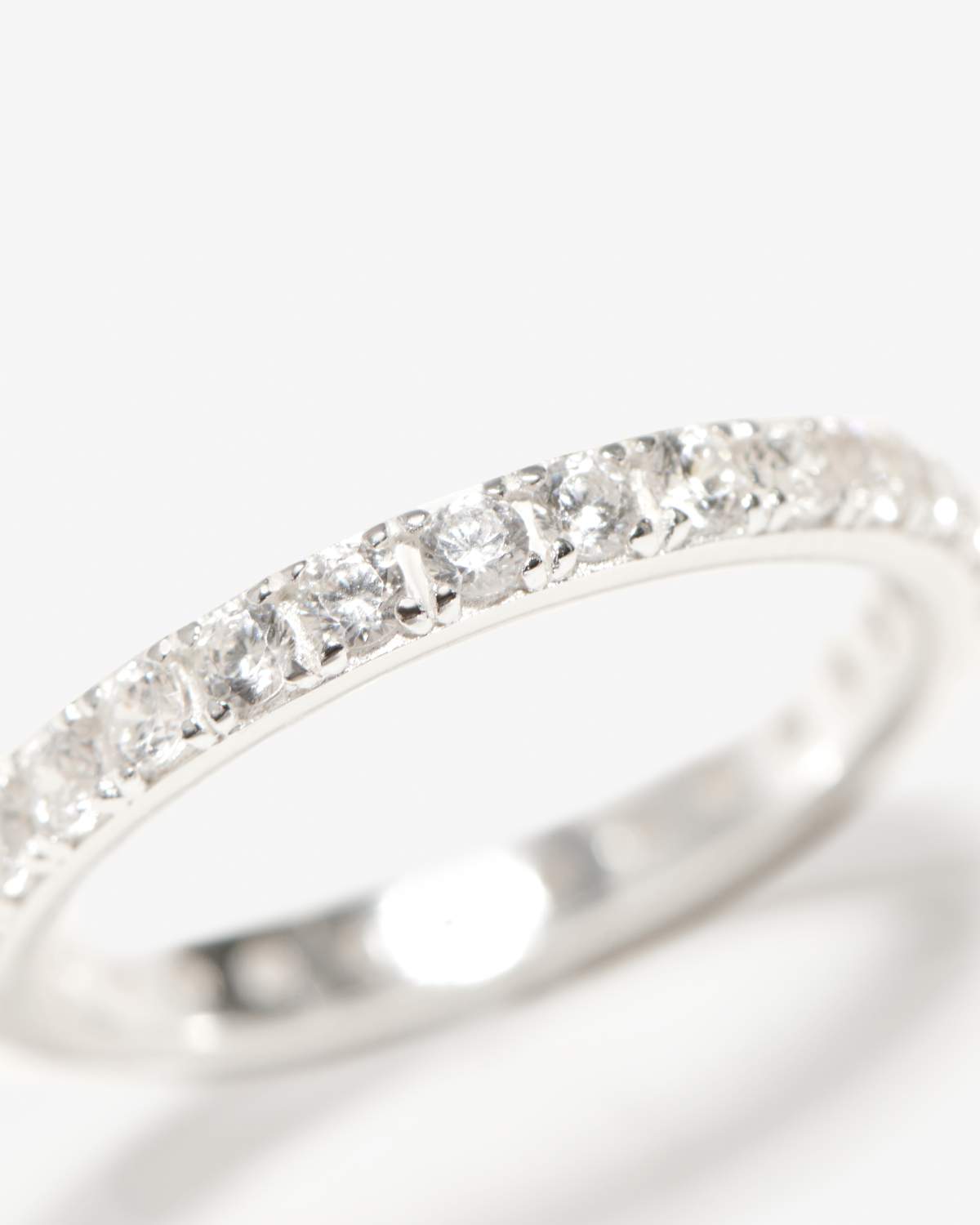 Kylee - Schlanker Ring mit gepflastertem Zirkoniumdioxid