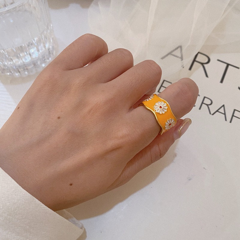 Anillo amarillo con motivo de margaritas.