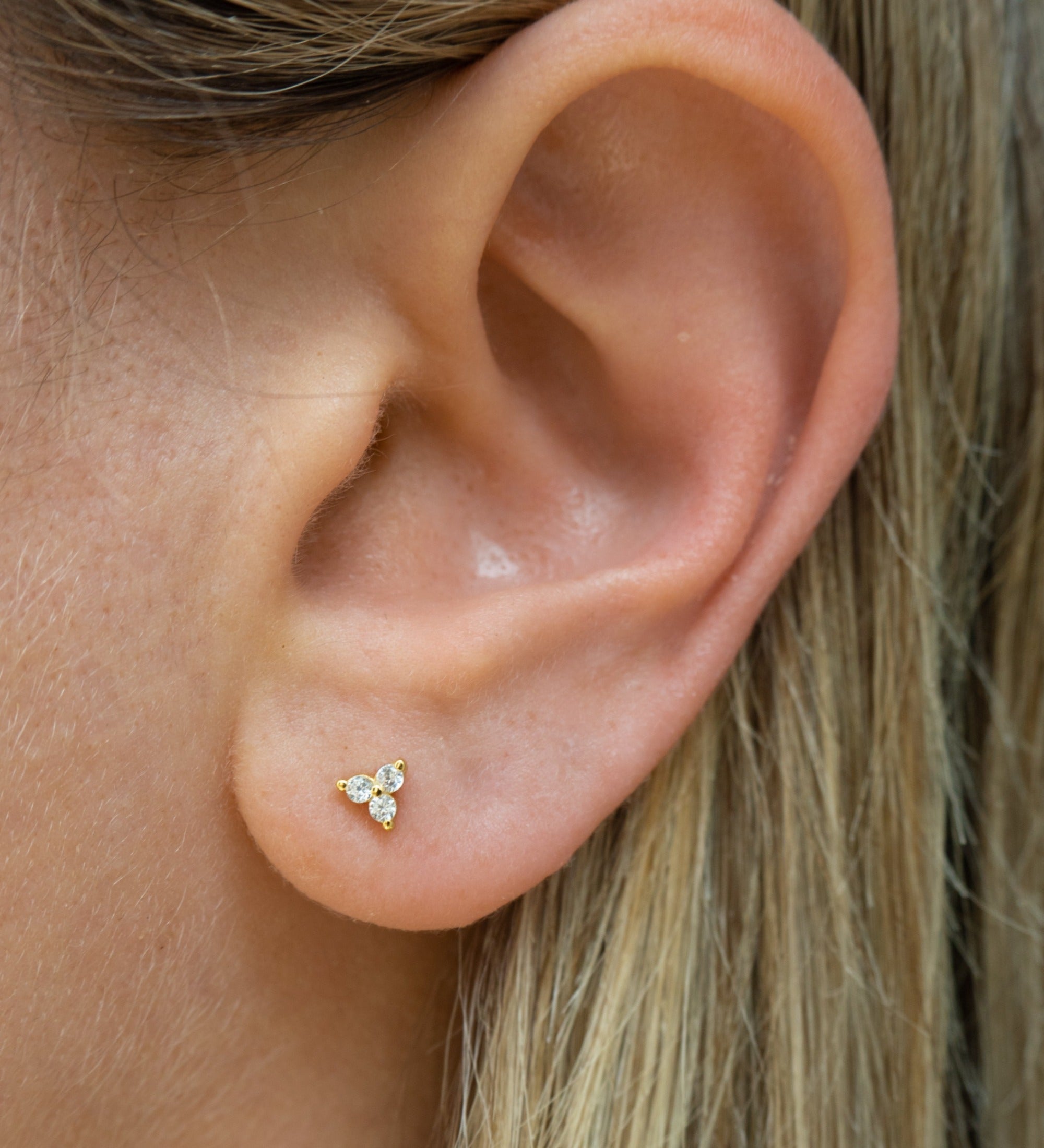 Aretes con flor de tres cristales dorados