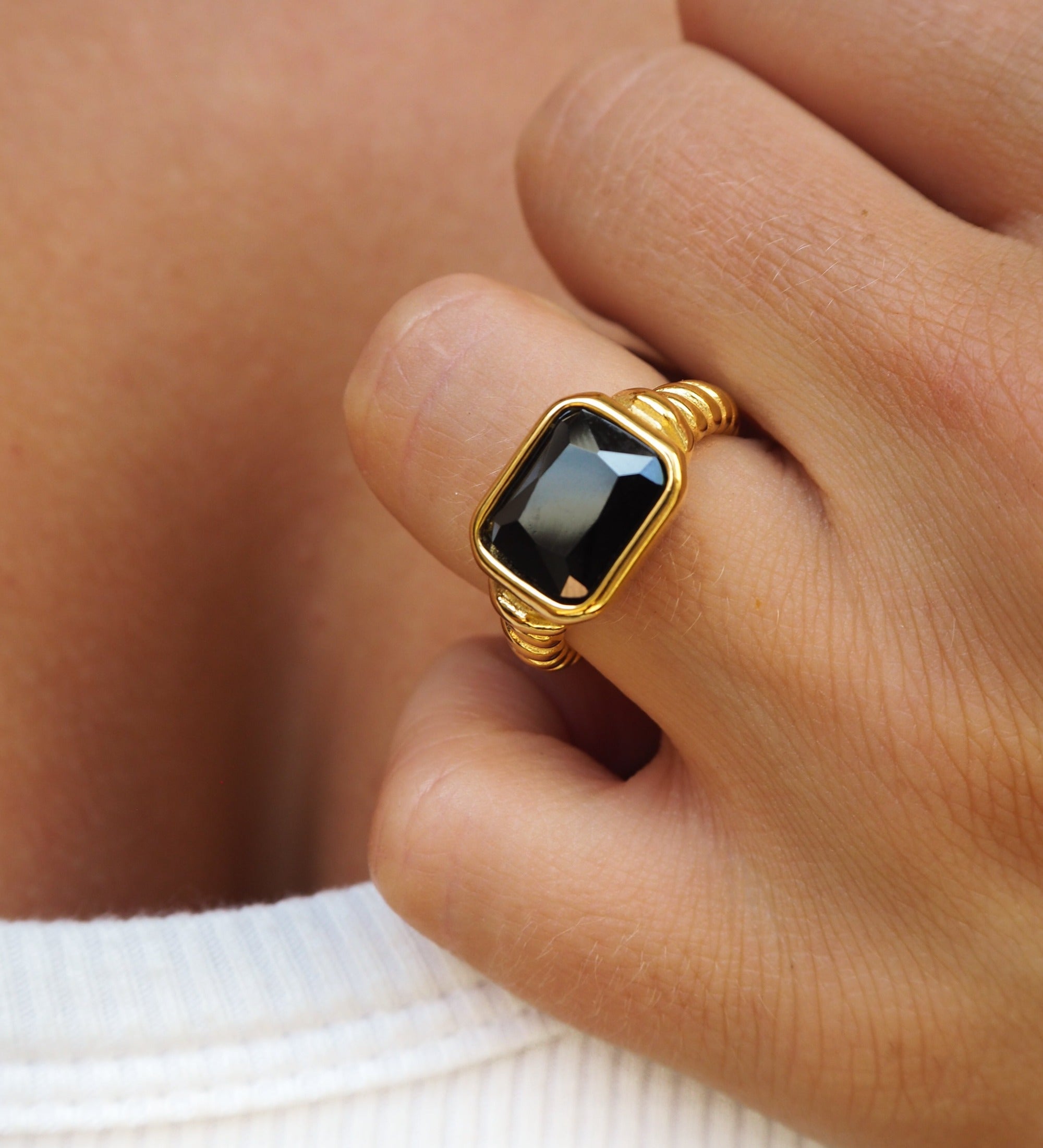 Anillo de piedra de cristal negro estilo vintage dorado