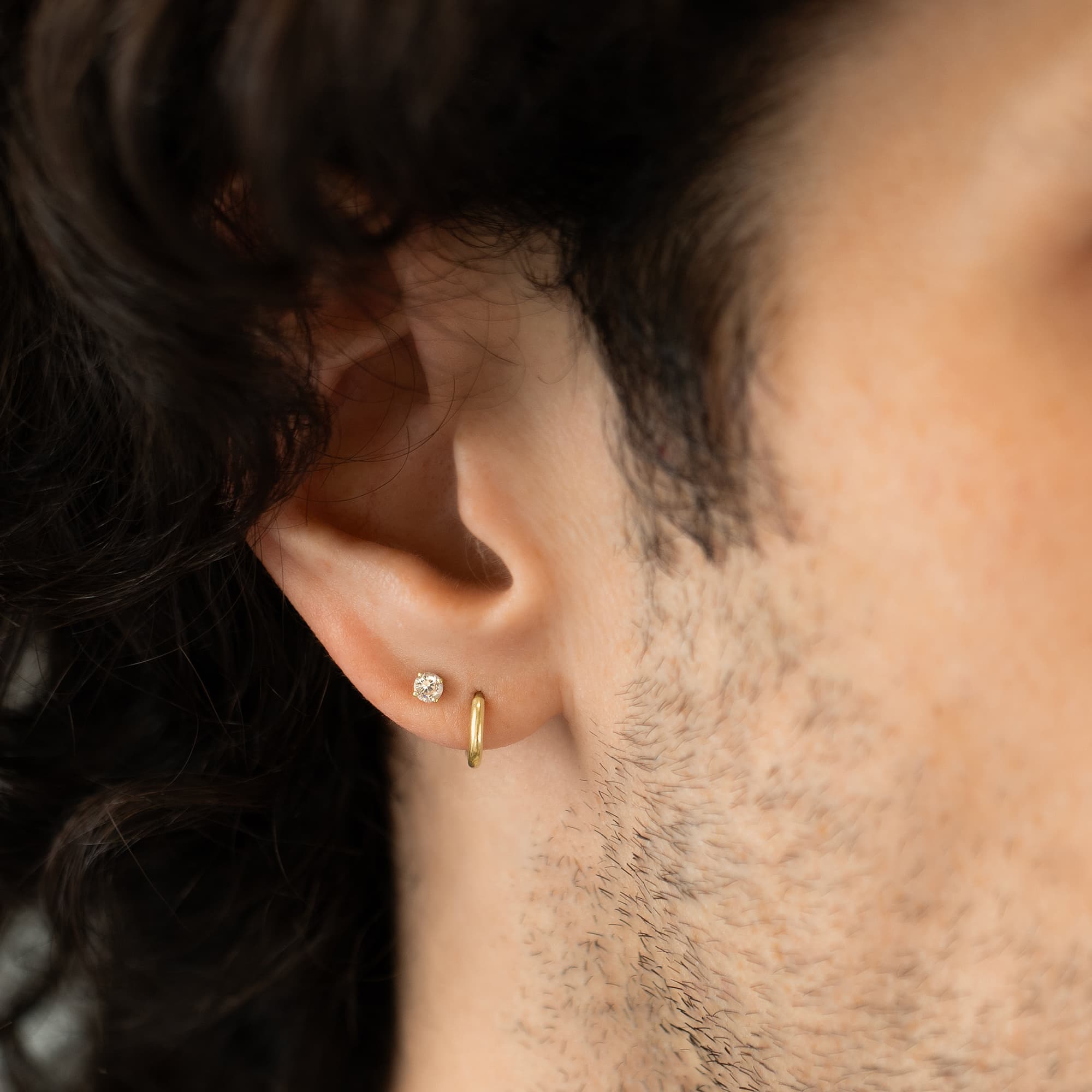 Aretes pequeños con piedra de nacimiento (zafiro blanco)