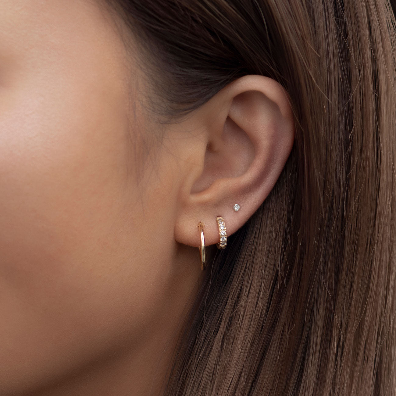 Aretes pequeños con piedra de nacimiento (zafiro blanco)