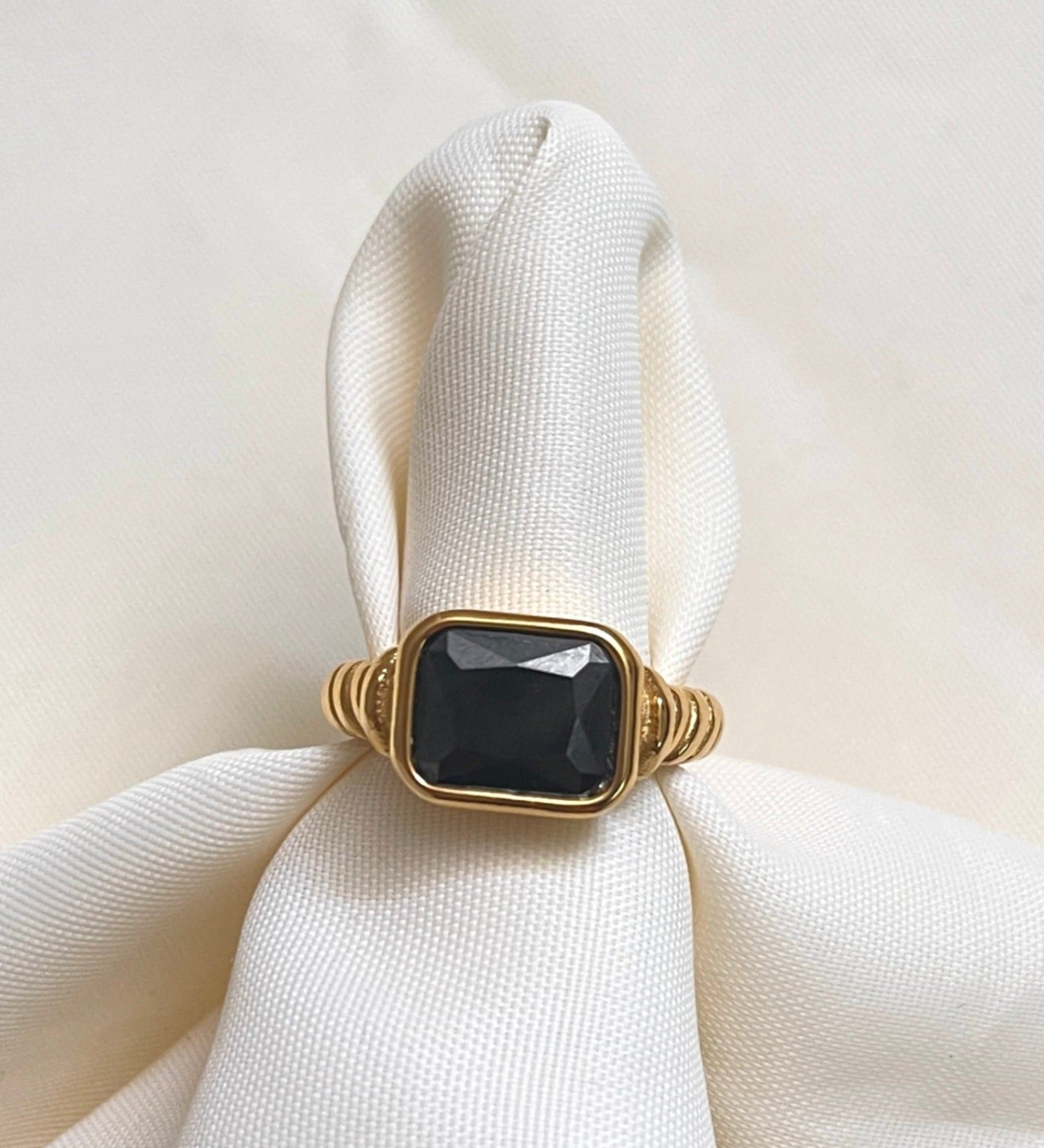 Anillo de piedra de cristal negro estilo vintage dorado