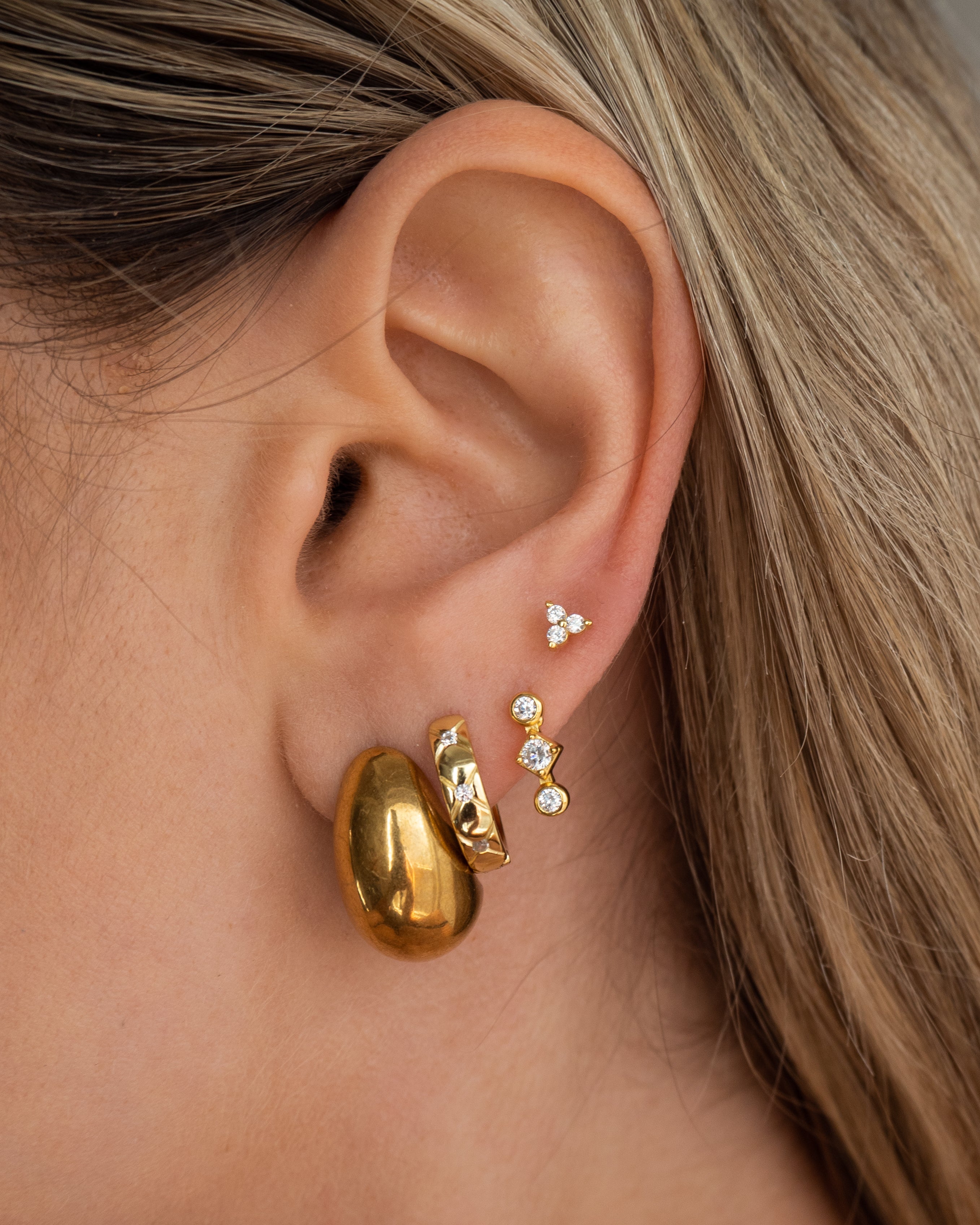 Aretes con flor de tres cristales dorados