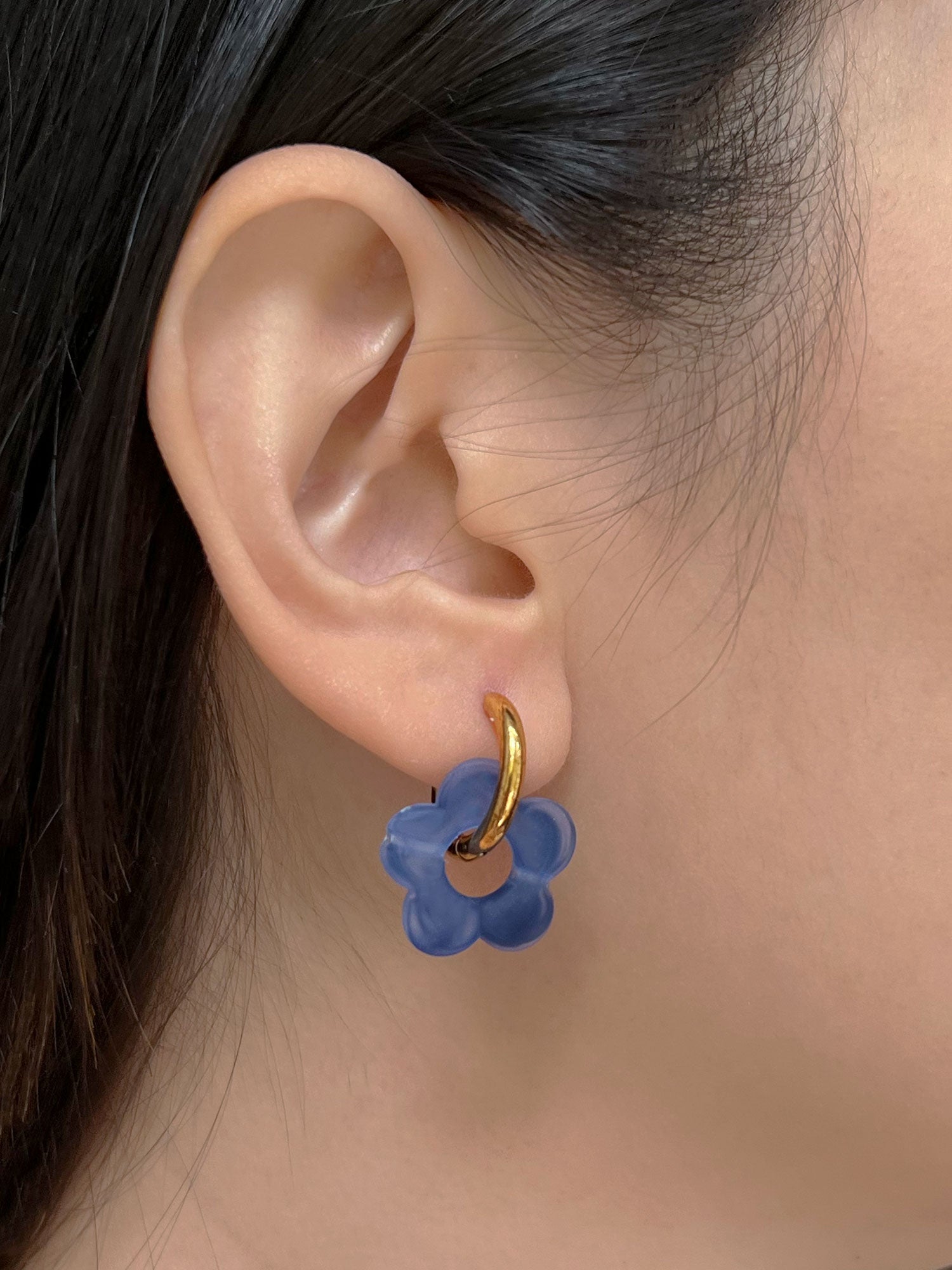 Pendientes de aro Easy con charm de flor en azul