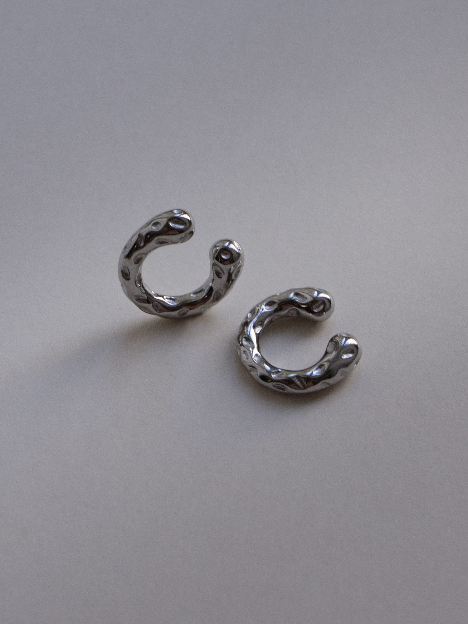 Ear cuffs de plata con motivo antiguo