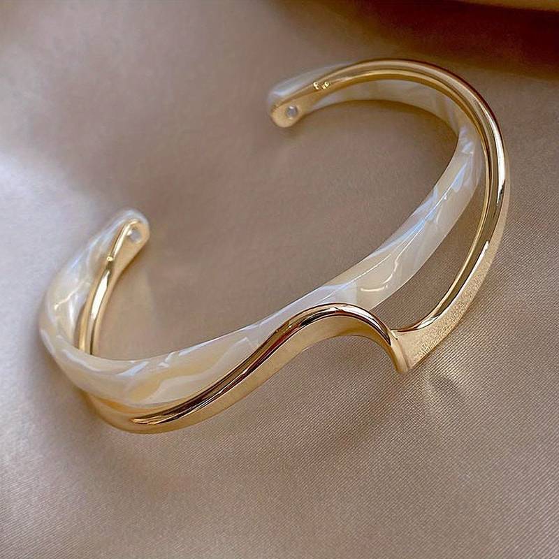 Brazalete con incrustaciones de perlas onduladas - Brazalete chapado en oro de 18K