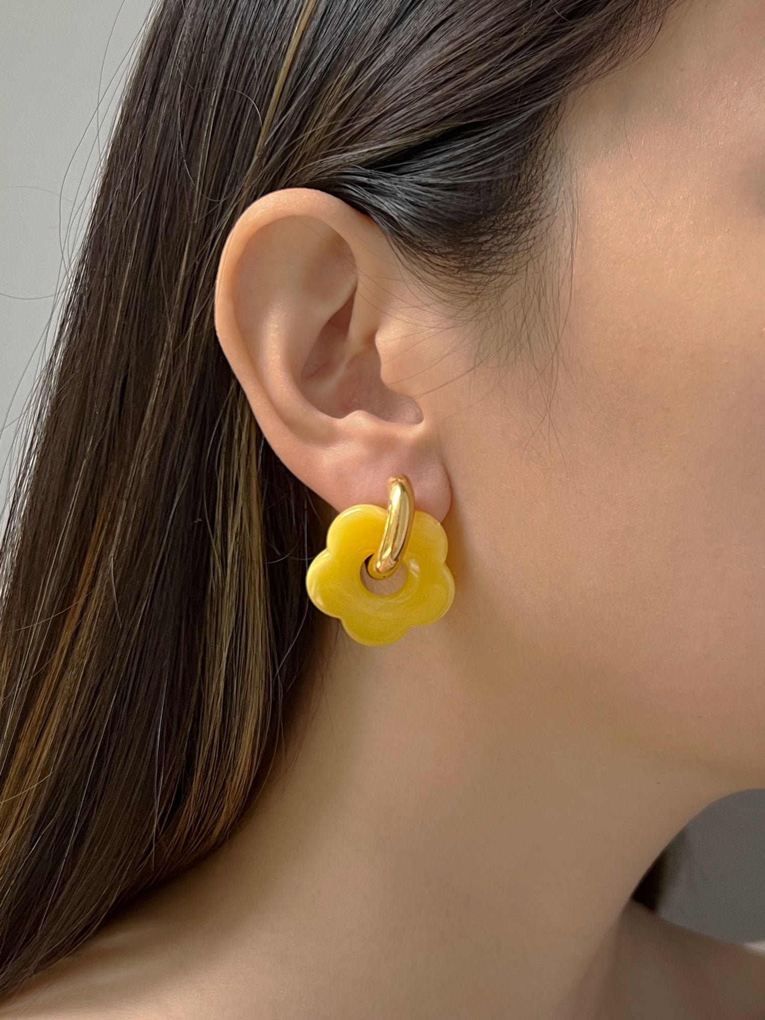 Pendientes de aro donut amarillos con colgantes de flores