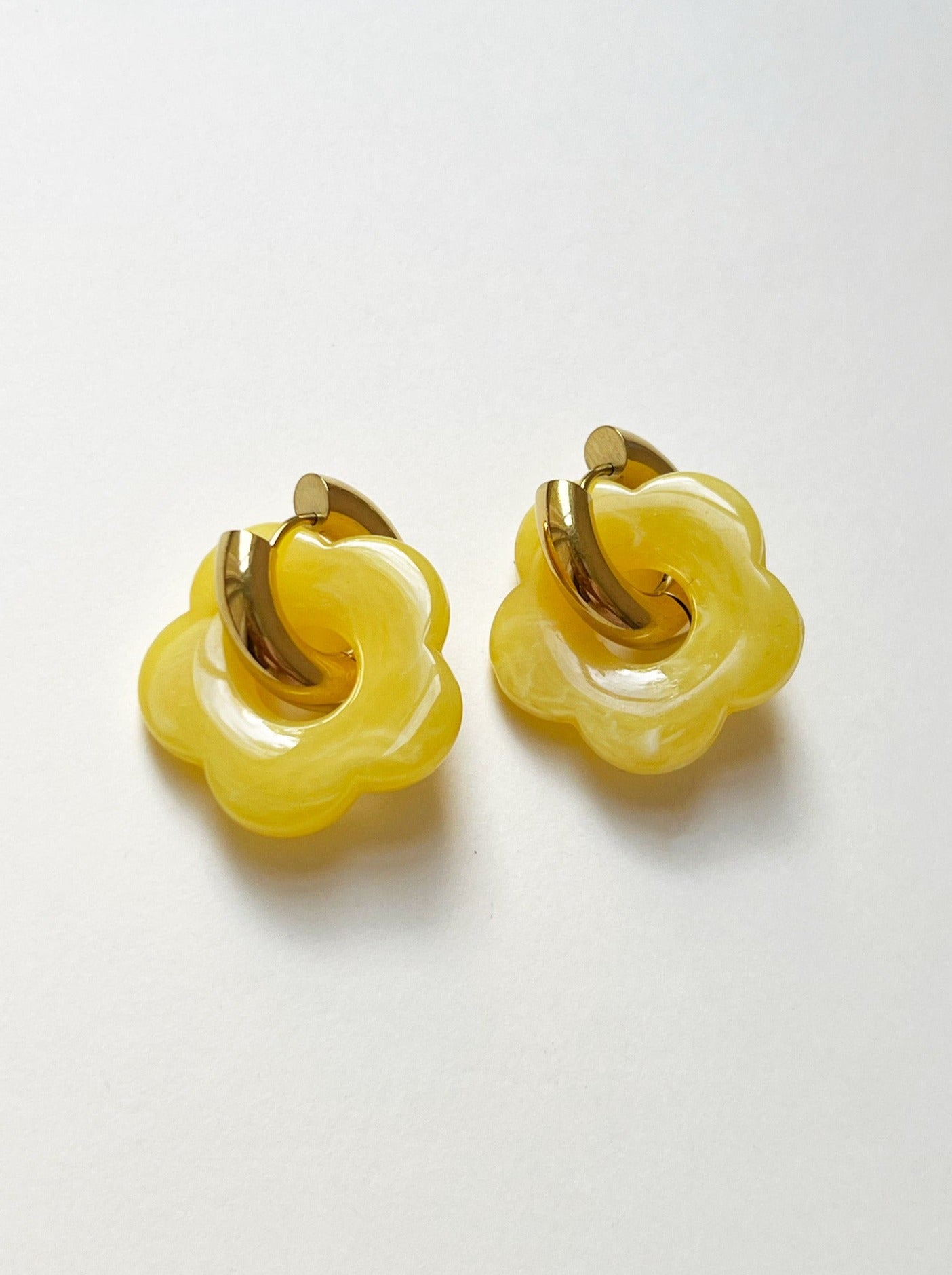 Pendientes de aro donut amarillos con colgantes de flores