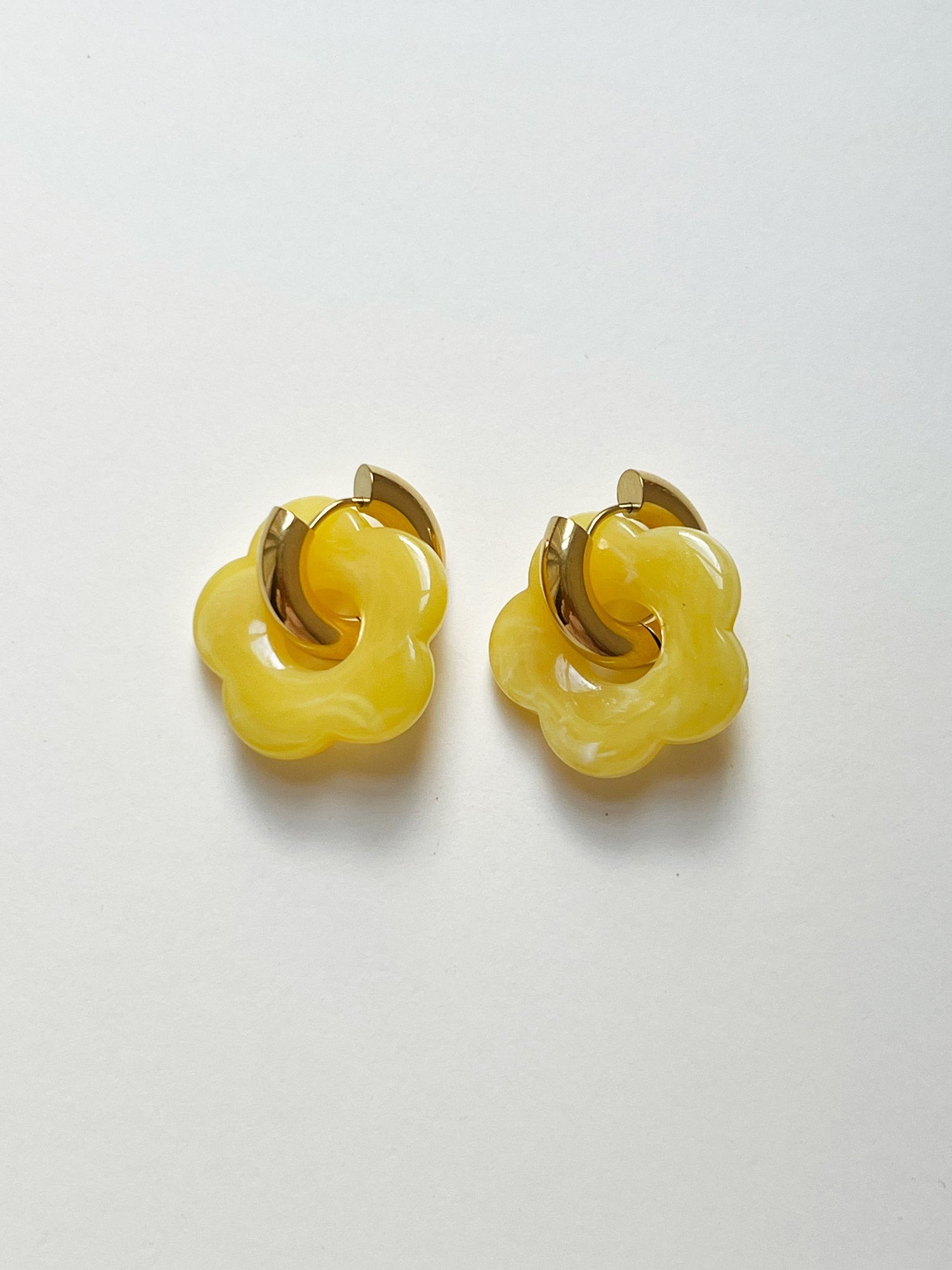 Pendientes de aro donut amarillos con colgantes de flores